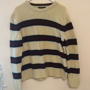 Such a cute very thick sweater for fall! In good condition very cute pattern.